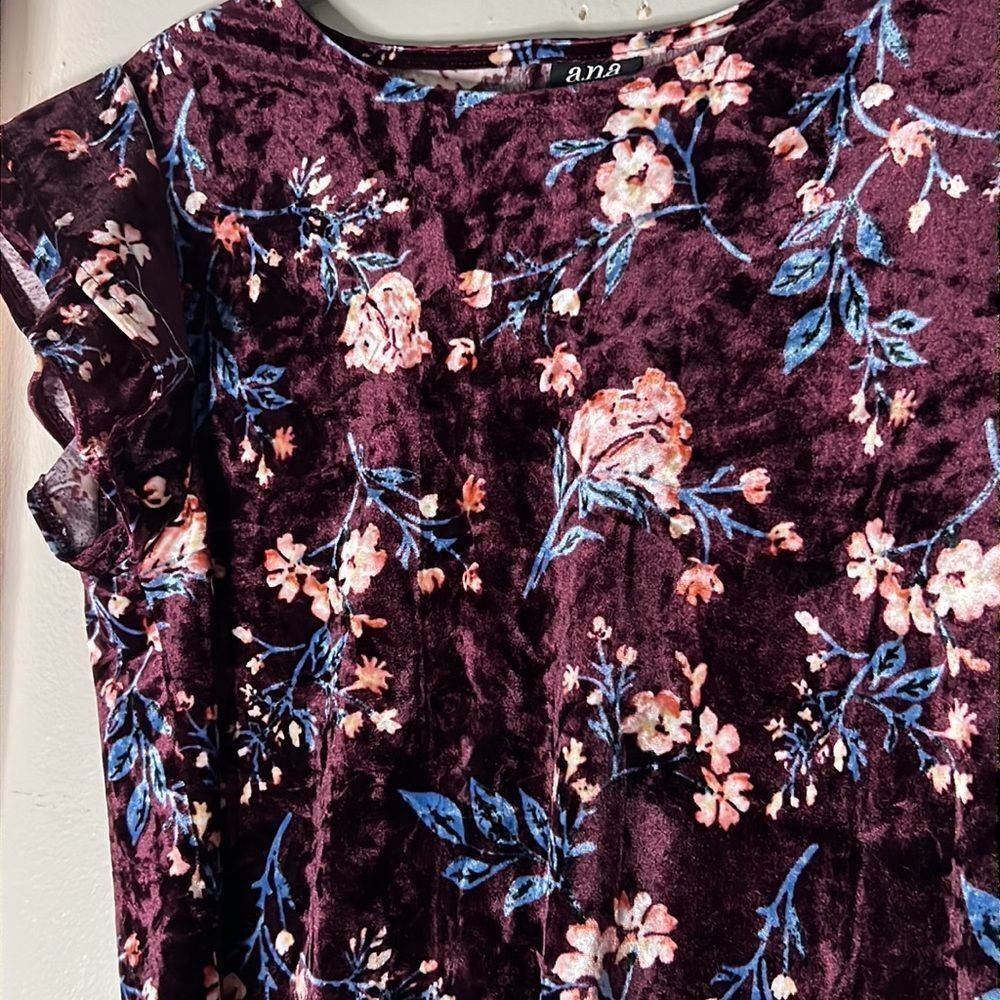 a.n.a Soft Woman’s Top with Ruffle Sleeves and Flower Designs Medium - Picture 2 of 8